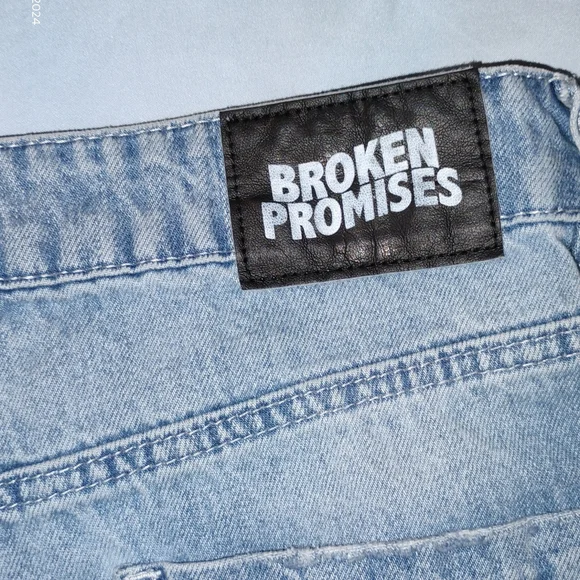 Light Wash Straight-Leg Jeans with Pink Bunny Graphic - Picture 5 of 6